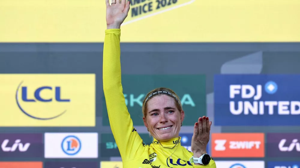 Cycling - Tour de France Femmes - Stage 9 - Nice to Nice - Nice, France - August 9, 2026 FDJ United-Suez's Demi Vollering celebrates on the podium wearing the yellow jersey after winning stage 9 and the Tour de France Femmes REUTERS/Manon Cruz