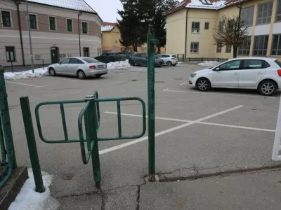Otroci so mo&scaron;kega mučili na dvori&scaron;ču Osnovne &scaron;ole Rače in tudi drugje. Po neuradnih podatkih so se nad njim izživljali več kot uro.