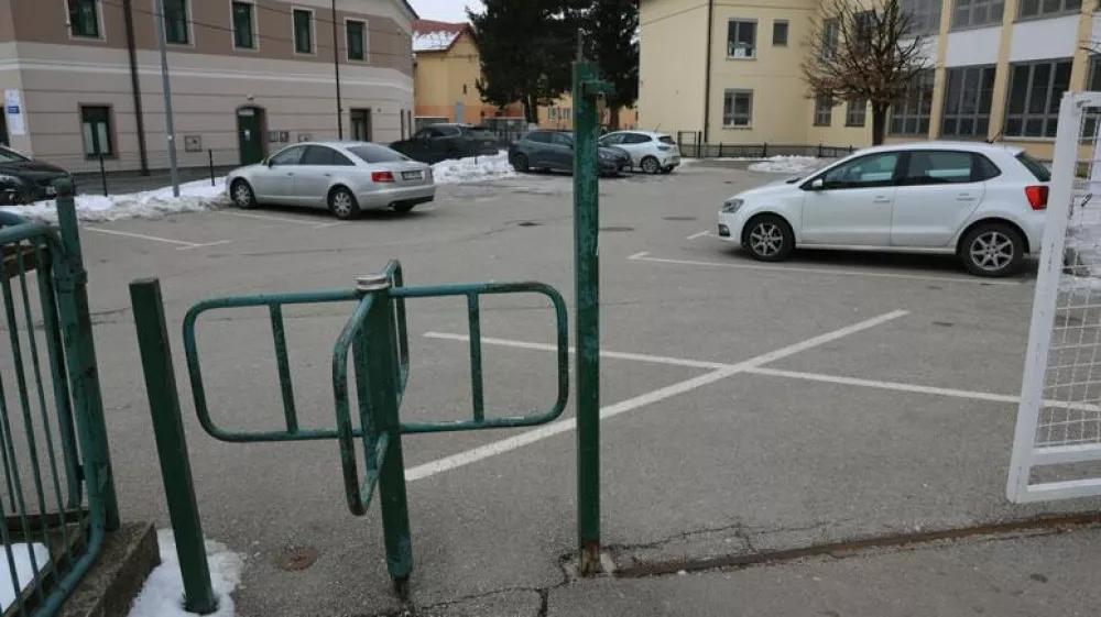 Otroci so mo&scaron;kega mučili na dvori&scaron;ču Osnovne &scaron;ole Rače in tudi drugje. Po neuradnih podatkih so se nad njim izživljali več kot uro.