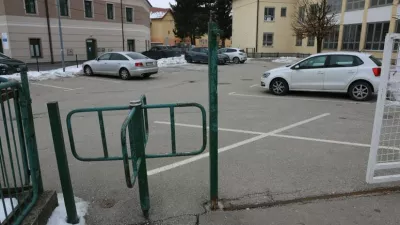 Otroci so moškega mučili na dvorišču Osnovne šole Rače in tudi drugje. Po neuradnih podatkih so se nad njim izživljali več kot uro.