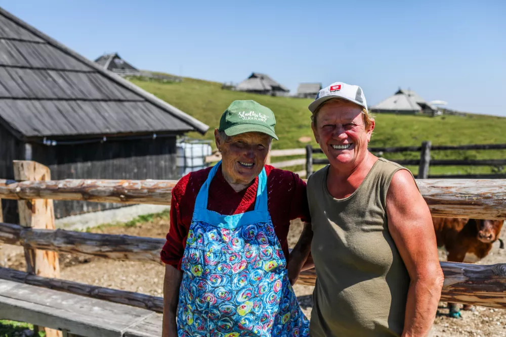 - Ivanka Hribar, pastirica na Veliki planini,- Fani Zabr&scaron;ek, pastirica na Veliki planini,- 04.08.2026. - Velika Planina. Pastirice.//FOTO: Bojan Velikonja / Foto: Bojan Velikonja
