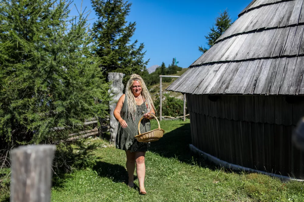 - Taja Podržaj, Pehta. Zeli&scaron;čarka, cvetličarka, oblikovalka hrane, zeli&scaron;ča,- 04.08.2026. - Velika Planina. Pastirice.//FOTO: Bojan Velikonja / Foto: Bojan Velikonja