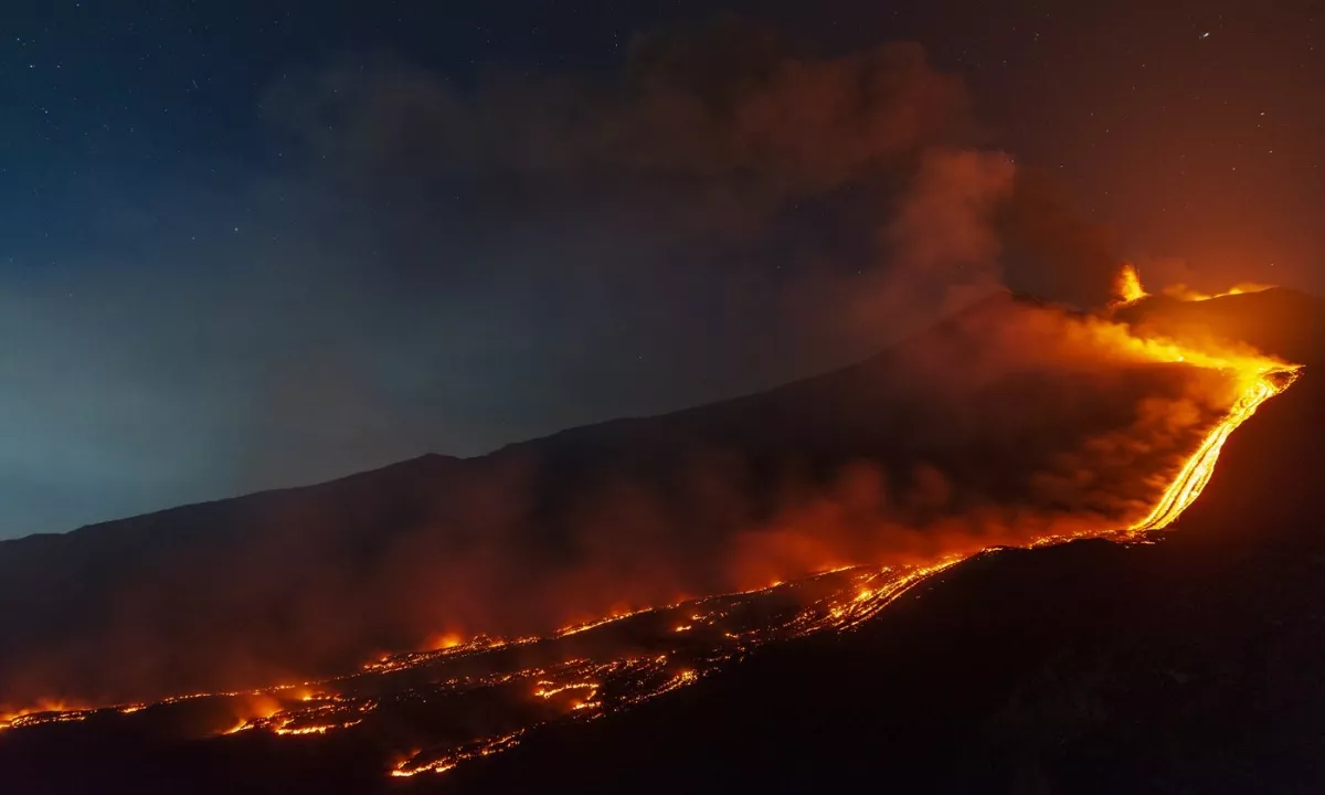 Etna znova bruha: pepel prekril Catanio, letalski promet skoraj obstal