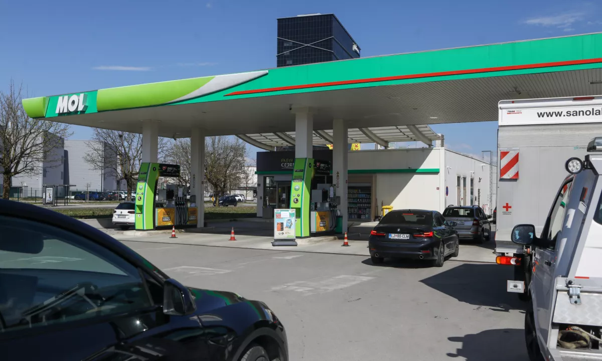 Bencin od jutri stane 6,4 centa manj, precej cenejši bo dizel