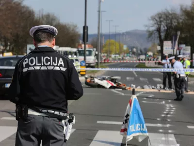 - 29.3.2017 - križi&scaron;če Zalo&scaron;ka cesta - Toplarni&scaron;ka ulica v Ljubljani - prometna nesreča v kateri sta bila udeležena re&scaron;evalno vozilo, ki ni bilo na nujni vožnji in motorno kolo - voznik motorja in njegova sopotnica sta umrla na kraju nesreče//FOTO: Luka Cjuha