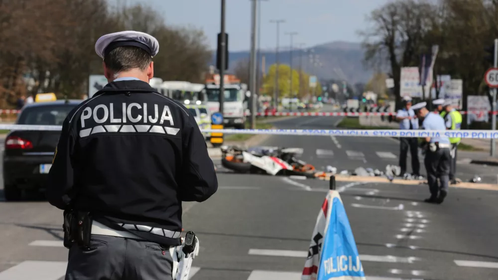 - 29.3.2017 - križi&scaron;če Zalo&scaron;ka cesta - Toplarni&scaron;ka ulica v Ljubljani - prometna nesreča v kateri sta bila udeležena re&scaron;evalno vozilo, ki ni bilo na nujni vožnji in motorno kolo - voznik motorja in njegova sopotnica sta umrla na kraju nesreče//FOTO: Luka Cjuha