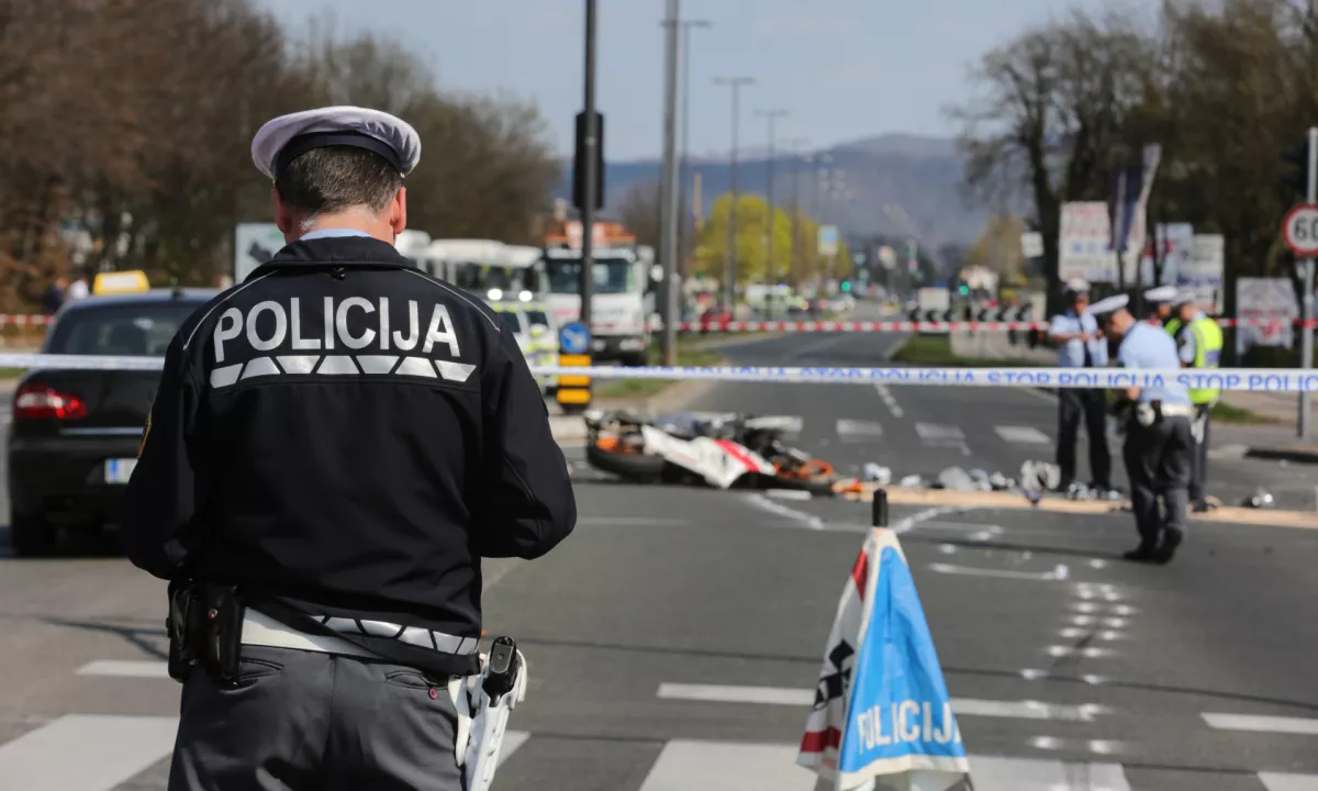 Po trčenju s kombijem motorist pristal v bolnišnici
