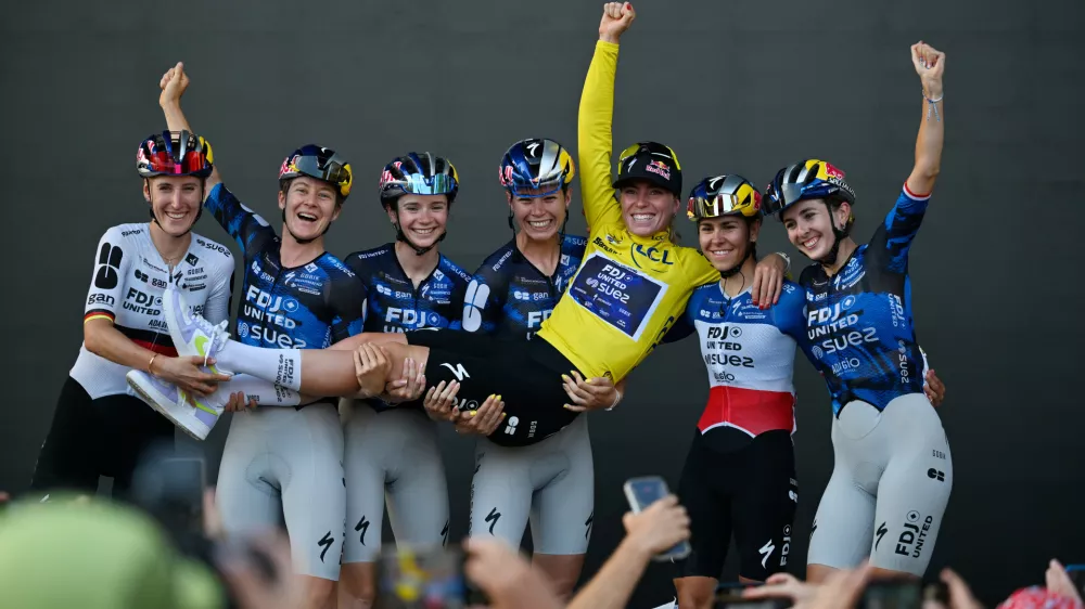 Netherlands' Demi Vollering, centre, celebrates with the team after winning the Women's Tour de France cycling race (Tour de France Femmes) in Nice, France, Sunday, Aug. 9, 2026. (AP Photo/Philippe Magoni)