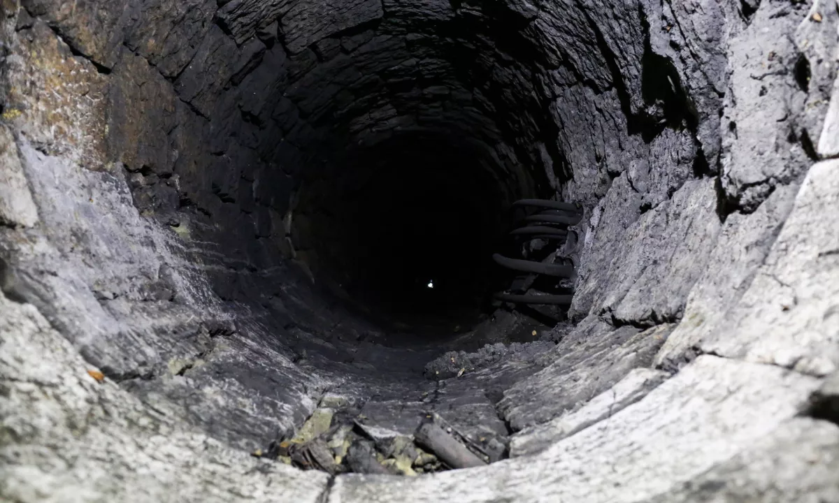 Žensko vrgel v šest metrov globok vodnjak in ji na glavo metal steklenice, rešili so jo sosedi