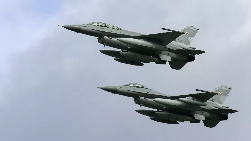 Two of the first four Polish Air Force F-16 fighter jets arrive at the Krzesiny airport in western Poland, near the city of Poznan November 9, 2006. The aircrafts, from Lockheed Martin, is part of a 48-aircraft order from the government for the Polish Air Force, local media reported. REUTERS/Peter Andrews (POLAND)