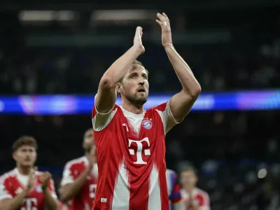 Soccer Football - UEFA Champions League - Quarter Final - First Leg - Real Madrid v Bayern Munich - Santiago Bernabeu, Madrid, Spain - April 7, 2026 Bayern Munich's Harry Kane applauds fans after the match REUTERS/Ana Beltran