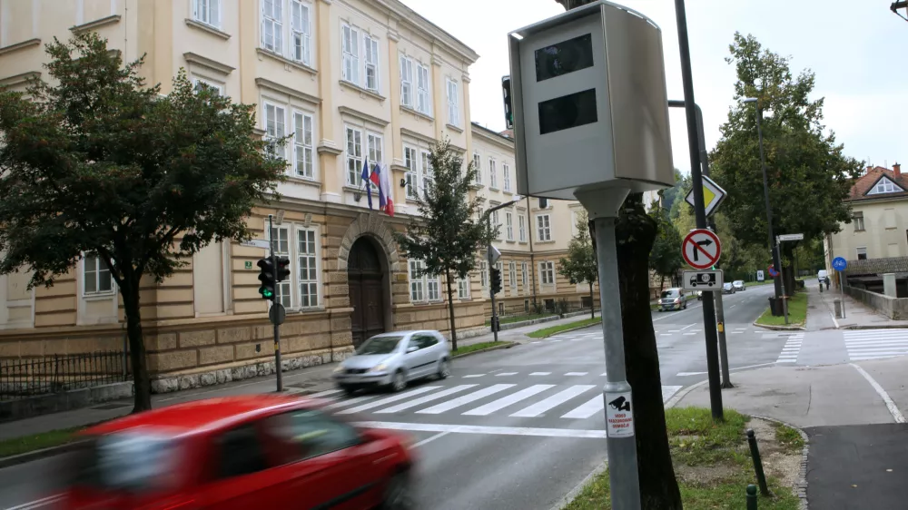 - 18.09.2017 &ndash; Ro&scaron;ka cesta v Ljubljani &ndash; novi stacionarni super radar ki lahko meri hitrost na obeh straneh prometnega toka hkrati, pri čemer lahko spremlja več vozil - nadzor hitrosti s samodejno merilno napravo &ndash; meritev hitrosti //FOTO: Tomaž Skale