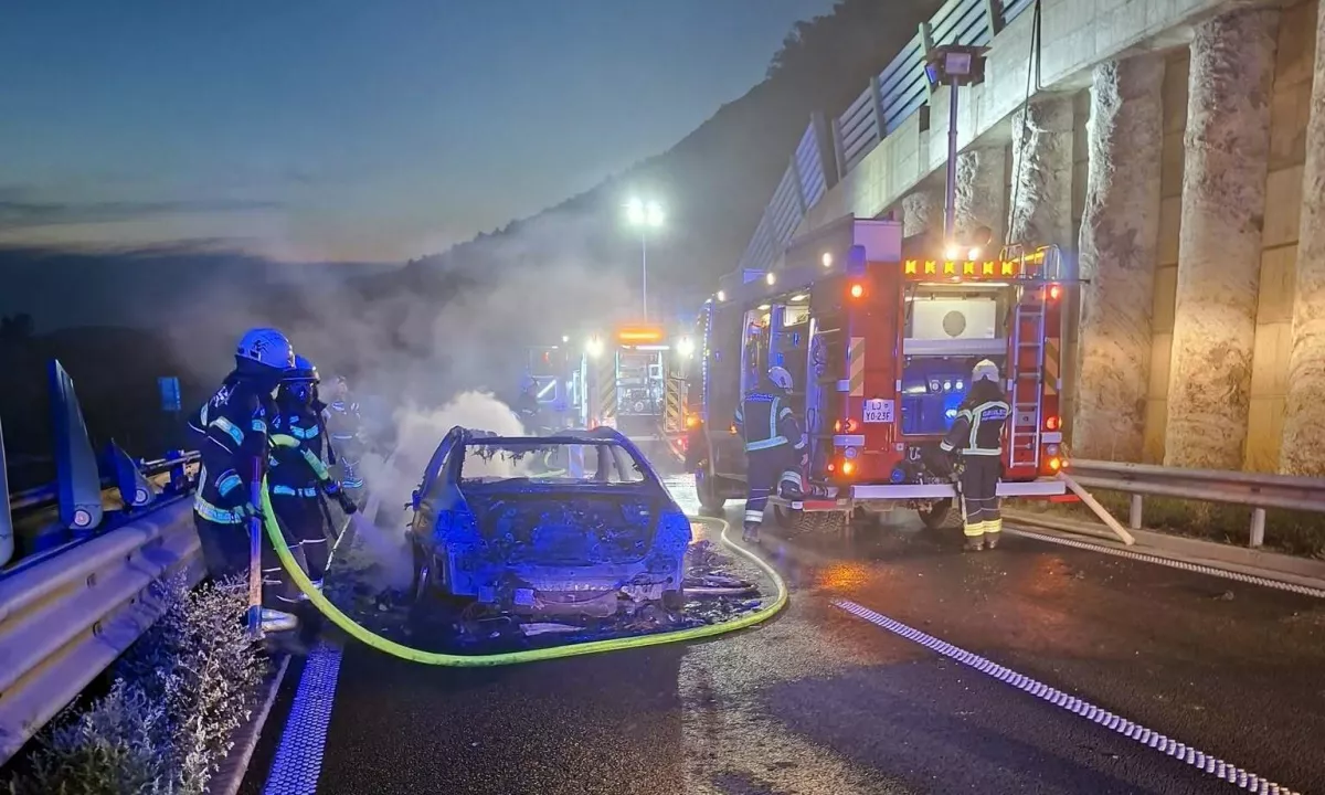 Na hitri cesti na Rebrnicah v celoti zgorel BMW: med gašenjem se je poškodoval gasilec