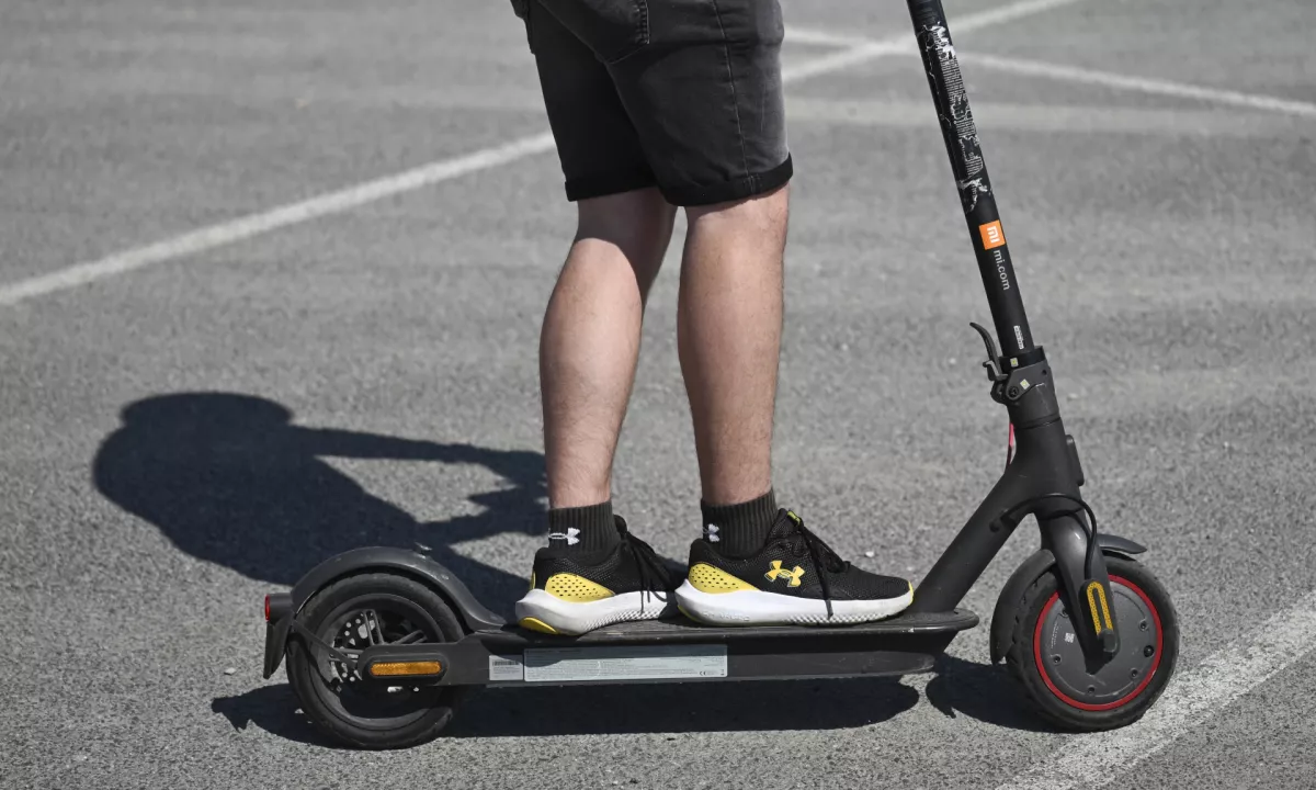 Ga poznate? Z električnim skirojem trčil v zapornico in pobegnil