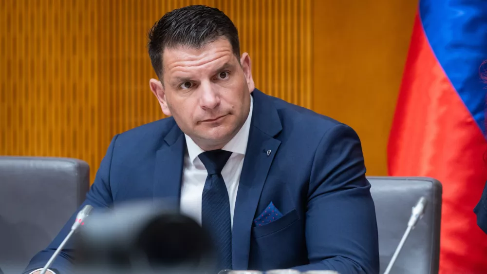 Ljubljana, DZSeja kolegija predsednika DZ o sklicu izredne seje DZ, na kateri bi na zahtevo opozicije znova poskusili z odreditvijo parlamentarnih preiskav o Black Cube in obvodnem financiranju politicnih strank.Predsednik DZ Zoran Stevanovic.