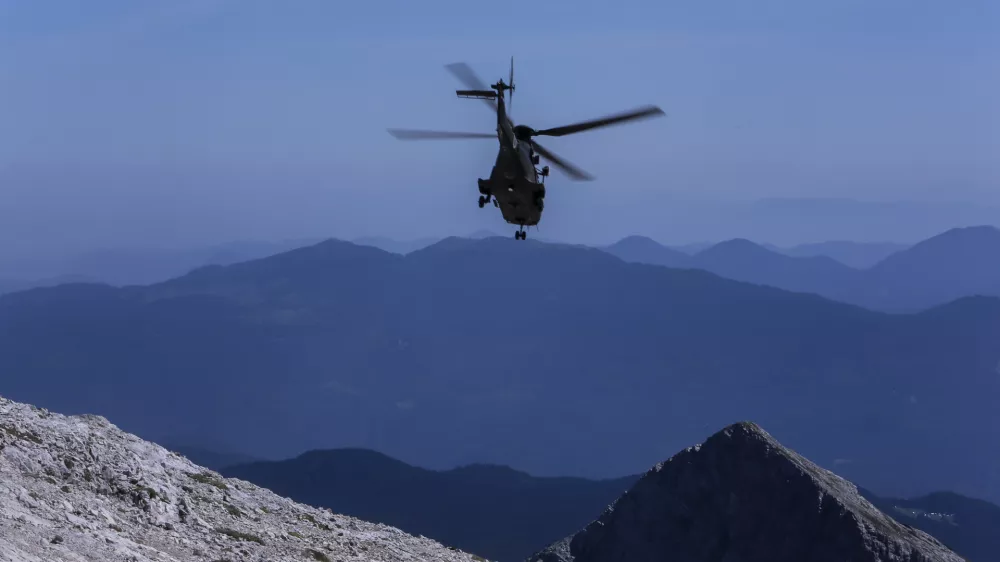 - 29.08.2015 - simbolična fotografija - helikopter, vojska, Julijske Alpe     ///FOTO: Jaka Gasar