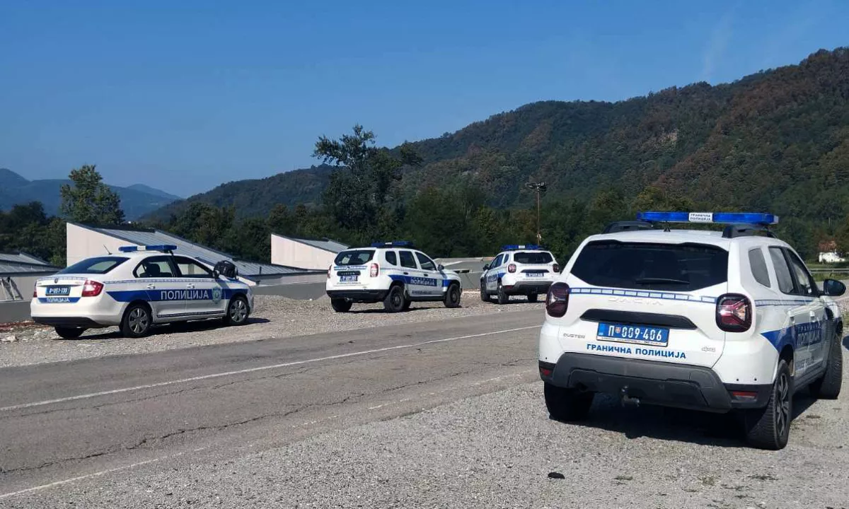 Kaos na mejnem prehodu: policista sta se stepla, narazen so ju vlekli potniki
