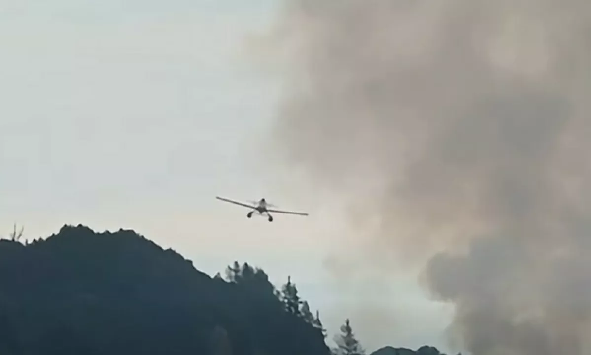 (VIDEO) Na pobočju nad Srednjim vrhom ponovno zagorelo, gasiti pomagajo tudi air tractorji