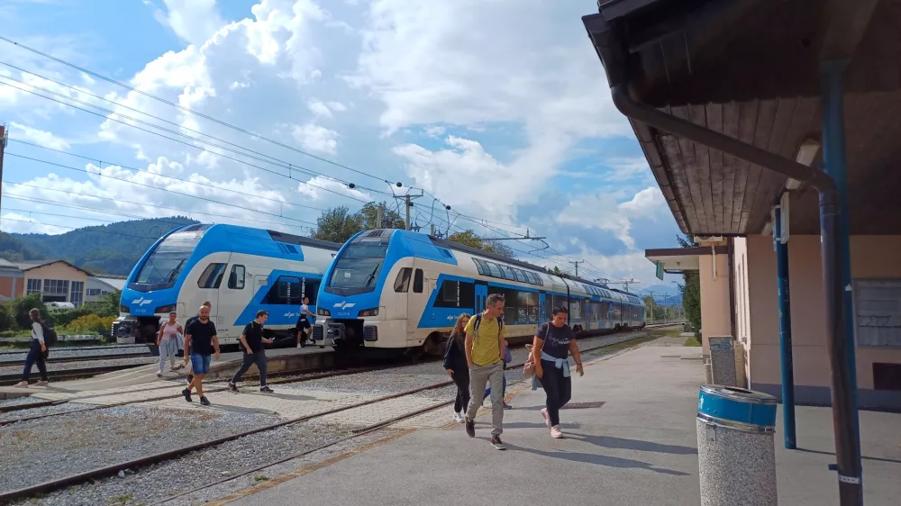 Železni&scaron;ka postaja Medvode promet zamude vlakov