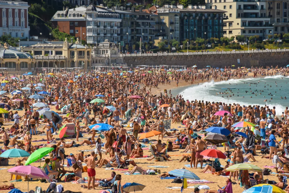 Počitnice na eno mesto pripeljejo ljudi iz različnih kultur. / Foto: Istock