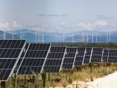 - Vetrna elektrarna, obnovljivi viri energije.- 24.07.2024. - Sončna elektrarna Ljubač v bližini Knina na Hrva&scaron;kem v lasti Petrola. V ozadju vetrna elektrarna Pađene.//FOTO: Bojan VelikonjaOPOMBA: ZA OBJAVO V OBJEKTIVU!!!!