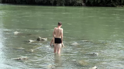 - urejena naravna plaža ob reki Savi na Ježici -- urejena naravna plaža ob reki Savi v bližini kopališča Laguna, - sončenje – kopališče - poletna vročina - - 18.07.2023 – Plaža Sava – reportaža iz naravanih kopališč ob reki Savi za meščane Ljubljane - kopanje v reki Savi - //FOTO: Bojan Velikonja