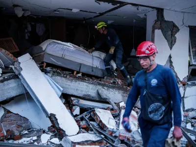 Emergency personnel work at the site of a damaged building after an earthquake, in Cali, Colombia August 10, 2026. REUTERS/Christian EscobarMora   TPX IMAGES OF THE DAY