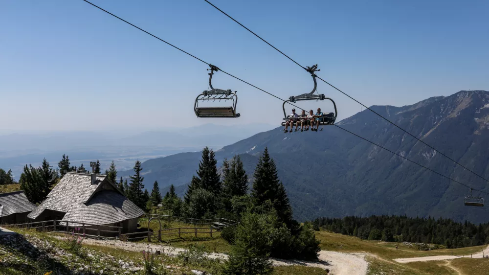 - &scaron;estseda sedežnica, vzpenjača.- 04.08.2026. - Velika Planina. Pastirice.//FOTO: Bojan Velikonja