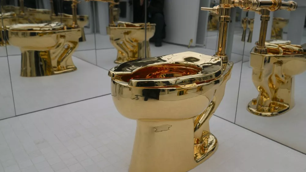 NEW YORK, UNITED STATES - NOVEMBER 17: Maurizio Cattelan's influential artwork, a solid gold toilet, 'America' (2016), is exhibited at the Breuer Building of Sotheby's in New York on November 17, 2025, in New York City, United States. Selcuk Acar / Anadolu/ABACAPRESS.COM,Image: 1052992503, License: Rights-managed, Restrictions:, Model Release: no / Foto: Profimedia