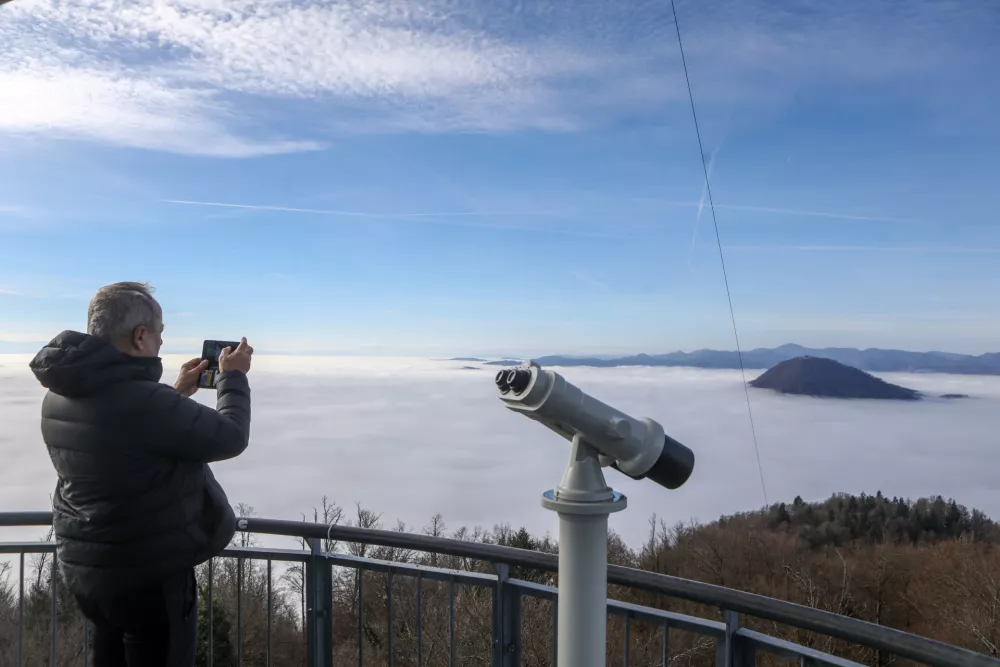 12.12.2025 - reportaža megla - megla v Ljubljani - ljubljanska megla - Ra&scaron;ica razgledni stolpFoto: Luka Cjuha