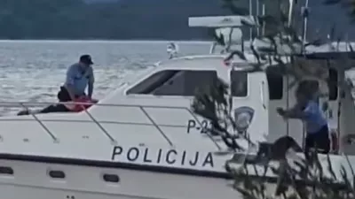 Trenutek, ko je policist vrgel psa v morje. Vir: youtube