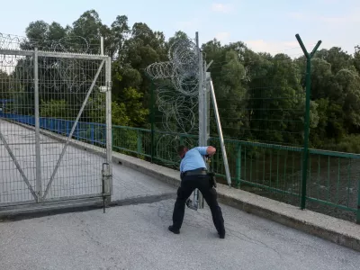 - 18.06.2018 - zapiranje mejnega prehoda - mejni prehod Žuniči v občini Črnomelj - (slovensko - hrva&scaron;ka ilegalna meja), reka Kolpa - panelna ograja - policija- Migranti 2018 &ndash; nova migrantska balkanska pot iz Makedonije preko Kosova, Črne gore, Bosne in Hercegovine proti zahodni Evropi - džamijska begunska pot - begunci -  //FOTO: Luka Cjuha.