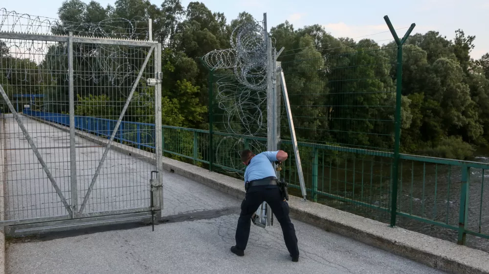 - 18.06.2018 - zapiranje mejnega prehoda - mejni prehod Žuniči v občini Črnomelj - (slovensko - hrva&scaron;ka ilegalna meja), reka Kolpa - panelna ograja - policija- Migranti 2018 &ndash; nova migrantska balkanska pot iz Makedonije preko Kosova, Črne gore, Bosne in Hercegovine proti zahodni Evropi - džamijska begunska pot - begunci -  //FOTO: Luka Cjuha.