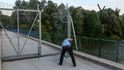 - 18.06.2018 - zapiranje mejnega prehoda - mejni prehod Žuniči v občini Črnomelj - (slovensko - hrvaška ilegalna meja), reka Kolpa - panelna ograja - policija- Migranti 2018 – nova migrantska balkanska pot iz Makedonije preko Kosova, Črne gore, Bosne in Hercegovine proti zahodni Evropi - džamijska begunska pot - begunci -  //FOTO: Luka Cjuha.