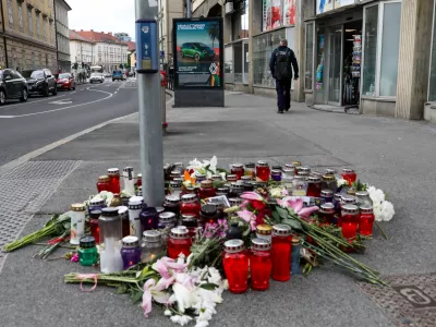 Nova nesreča avtobusa: pri Polhovem Gradcu zapeljal s ceste