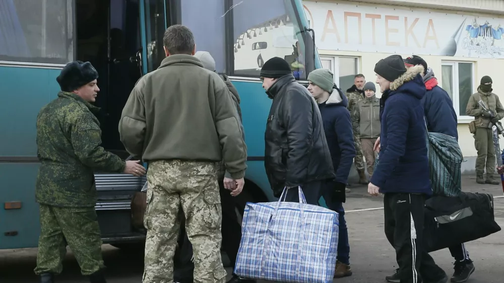 Prisoners of war (POWs) from the separatist self-proclaimed Luhansk People's Republic (LNR) board a bus during the exchange of captives near the city of Bakhmut in Donetsk region, Ukraine December 27, 2017. REUTERS/Valentyn Ogirenko