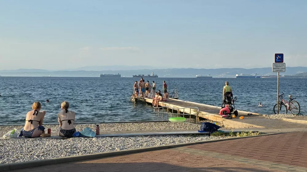 izola plaža svetilnik 