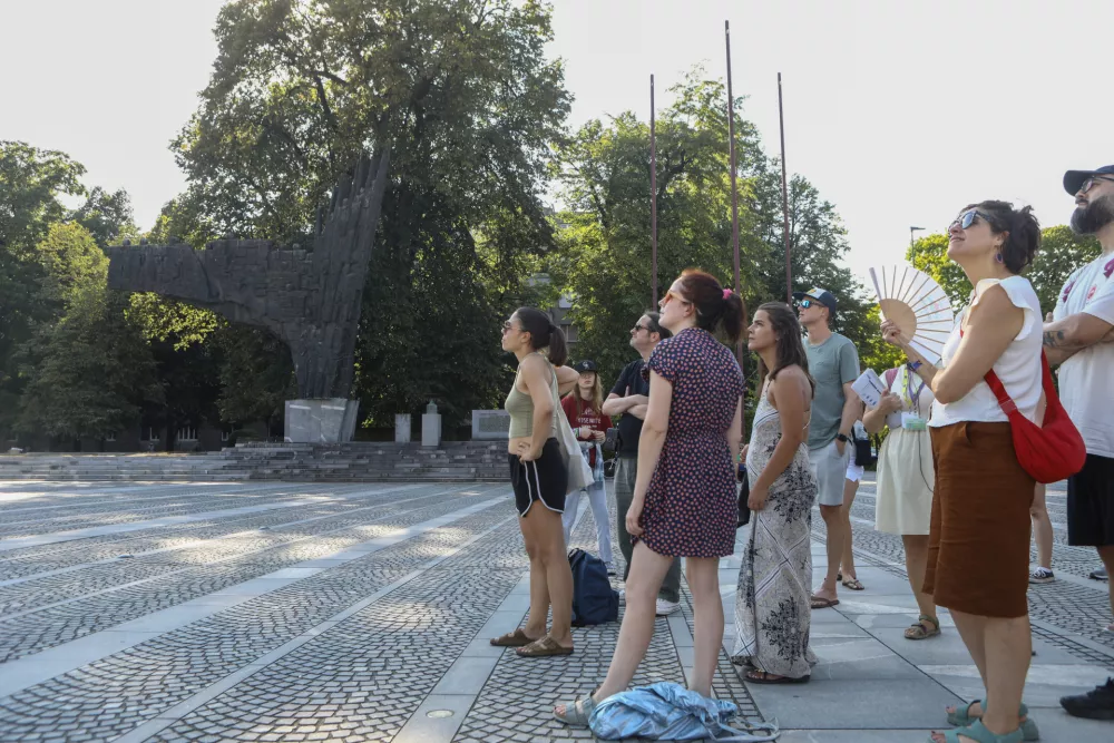 3.8.2026 - OGLED SOCIALISTIČNE DEDI&Scaron;ČINE LJUBLJANE - komunistična tura - ogled - turistiFoto: Luka Cjuha
