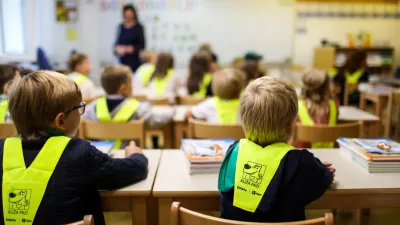 - prvo&scaron;olčki- Osnovna &scaron;ola O&Scaron; Vič, Abramova ulica 26 v Ljubljani- rumene rutke - 01.09.2022 - Prvi &scaron;olski dan v novem &scaron;olskem letu 2022/23 &ndash; novo &scaron;olsko leto za 194.562 osnovno&scaron;olcev med njimi 20.797 prvo&scaron;olcev in okrog 79.000 dijakov &ndash; prvo&scaron;olci - osnovno&scaron;olci - &scaron;olstvo //FOTO: Bojan Velikonja / Foto: Bojan Velikonja