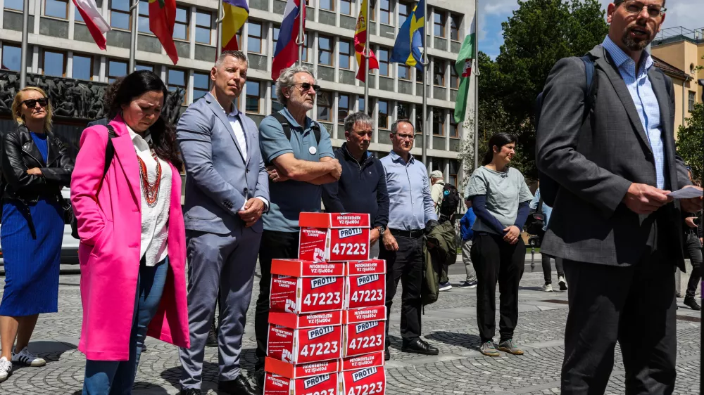 - Jakob Počivav&scaron;ek, predsednik sindikata Pergam,- Damjan Volf, predsednik Konfederacija sindikatov 90 Slovenije,- Branimir &Scaron;trukelj, glavni tajnik SVIZ,- Andrej Zorko, predsednik ZSSS,- Bo&scaron;tjan Medik, generalni sekretar ZSSS,- Evelin Tožbar, predsednica KNSS Neodvisnost,- Katarina Roter, Slovenska filantropija, - 18.05.2026. - Tiskovna konferenca in vložitev pobude za razpis referenduma proti interventnem zakonu za razvoj Slovenije s 47223 podpisi v DZ RS.Referendum proti interventnem zakonu za razvoj Slovenije 2026.- simbolična fotografija//FOTO: Bojan Velikonja
