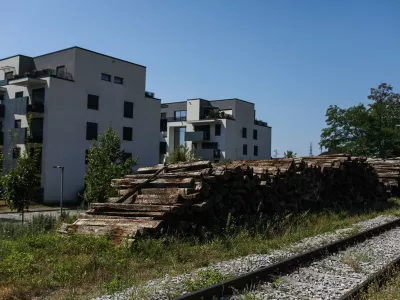 12.08.2026. Stari pragovi odloženi ob progi v bližino blokov na Okrogarjevi ulici v Črnučah. 