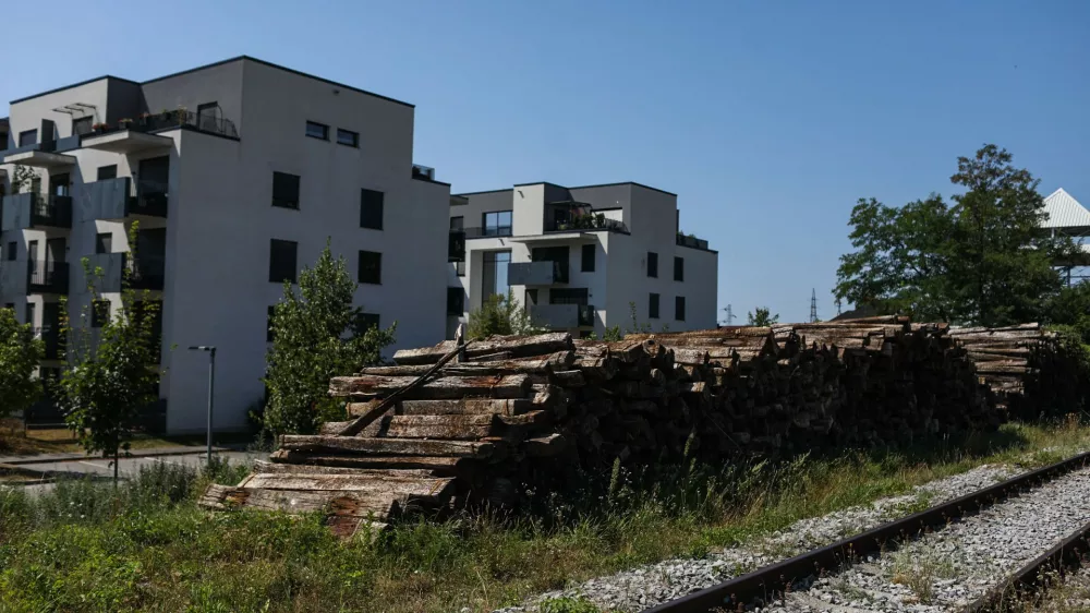 12.08.2026. Stari pragovi odloženi ob progi v bližino blokov na Okrogarjevi ulici v Črnučah. 