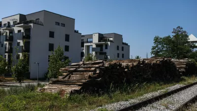 12.08.2026. Stari pragovi odloženi ob progi v bližino blokov na Okrogarjevi ulici v Črnučah. 