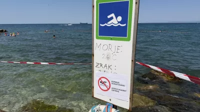 Izola.Zaradi prisotnosti bakterije Escherichia coli je na dveh izolskih kopalnih mestih, in sicer Svetilnik in Delfin, odsvetovano kopanje.Plaza Delfin v Izoli.
