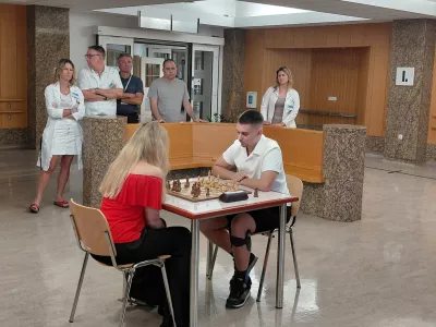 Eman Čeliković, ki je trenutno na rehabilitaciji na URI Soča, je odigral posebno partijo s slovensko &scaron;ahovsko velemojstrico Lauro Unuk. Foto: Vesna Levičnik