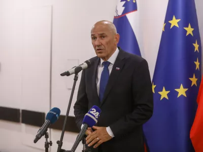 Janez Jan&scaron;aStrate&scaron;ki svet za gospodarstvo23.7.2026 - konstitutivna seja strate&scaron;kega sveta za gospodarstvo, ki se je bo udeležil tudi predsednik vlade Janez Jan&scaron;a (pred začetkom izjava za medije Jan&scaron;e ter predsednika strate&scaron;kega sveta Marko LotričFoto: Luka Cjuha