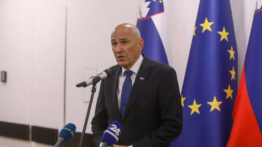 Janez Jan&scaron;aStrate&scaron;ki svet za gospodarstvo23.7.2026 - konstitutivna seja strate&scaron;kega sveta za gospodarstvo, ki se je bo udeležil tudi predsednik vlade Janez Jan&scaron;a (pred začetkom izjava za medije Jan&scaron;e ter predsednika strate&scaron;kega sveta Marko LotričFoto: Luka Cjuha
