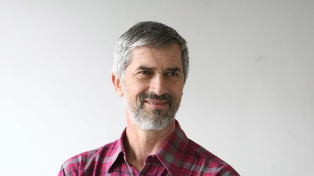 Andrej Velkavrh, meteorolog - vremenoslovec in dolgoletni televizijski napovedovalec vremena, prognostik v Uradu za meteorologijo pri ARSO - Agencija RS za okolje, kolumnist- Dnevnik 2016 - portreti za komentarje in kolumne - kolumnisti - novinarji//FOTO: Toma? Skale