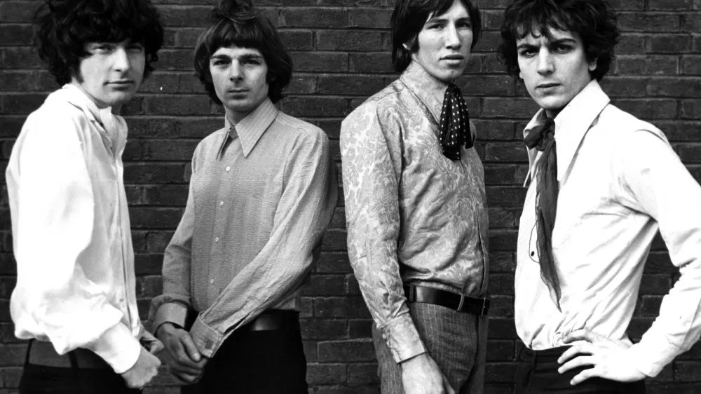 LONDON - 1967: Pink Floyd (L-R Nick Mason, Rick Wright, Roger Waters and Syd Barrett) pose for a portrait in 1967 in London, England (Photo by Michael Ochs Archives/Getty Images) 