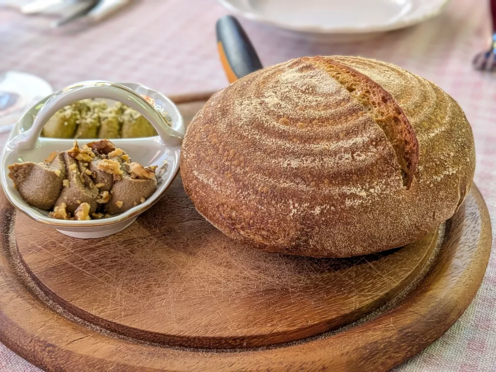 Pa&scaron;teta, humus in topel kruh
